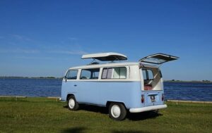 Van aménagé au bord de la mer avec coffre ouvert