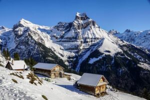 Station de ski avec chalets de montagne