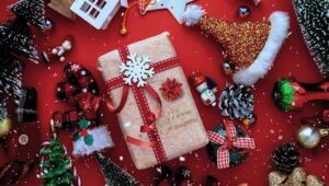 Cadeaux de Noël et décoration de fêtes sur un fond rouge