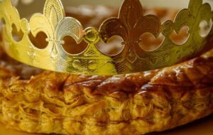 Galette des rois à la frangipane avec une couronne