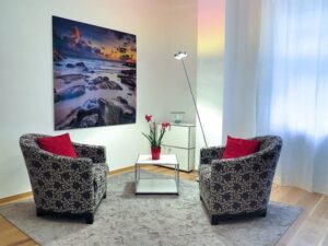 Cabinet d'un psychologue avec deux fauteuils face à face