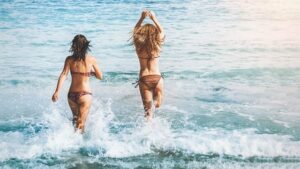 Deux femmes dans la mer en maillot de bain