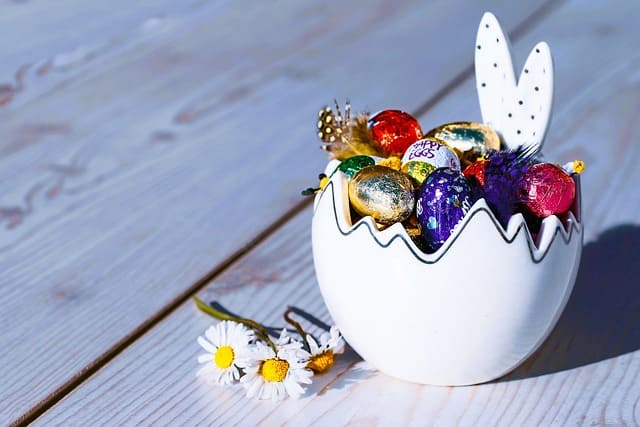 Œufs au chocolat dans un bol avec des oreilles de lapin d Pâques