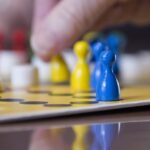 Les jeux de société incontournables pour animer vos soirées entre amis