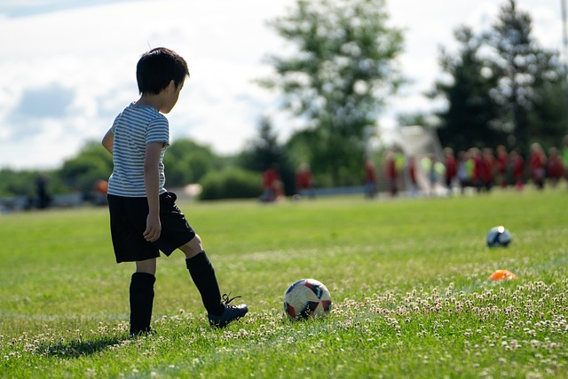 Jeune garçon qui joue au foot