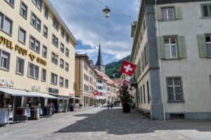 Achat en voyage dans une rue piétonne Suisse avant de passer à la douane.