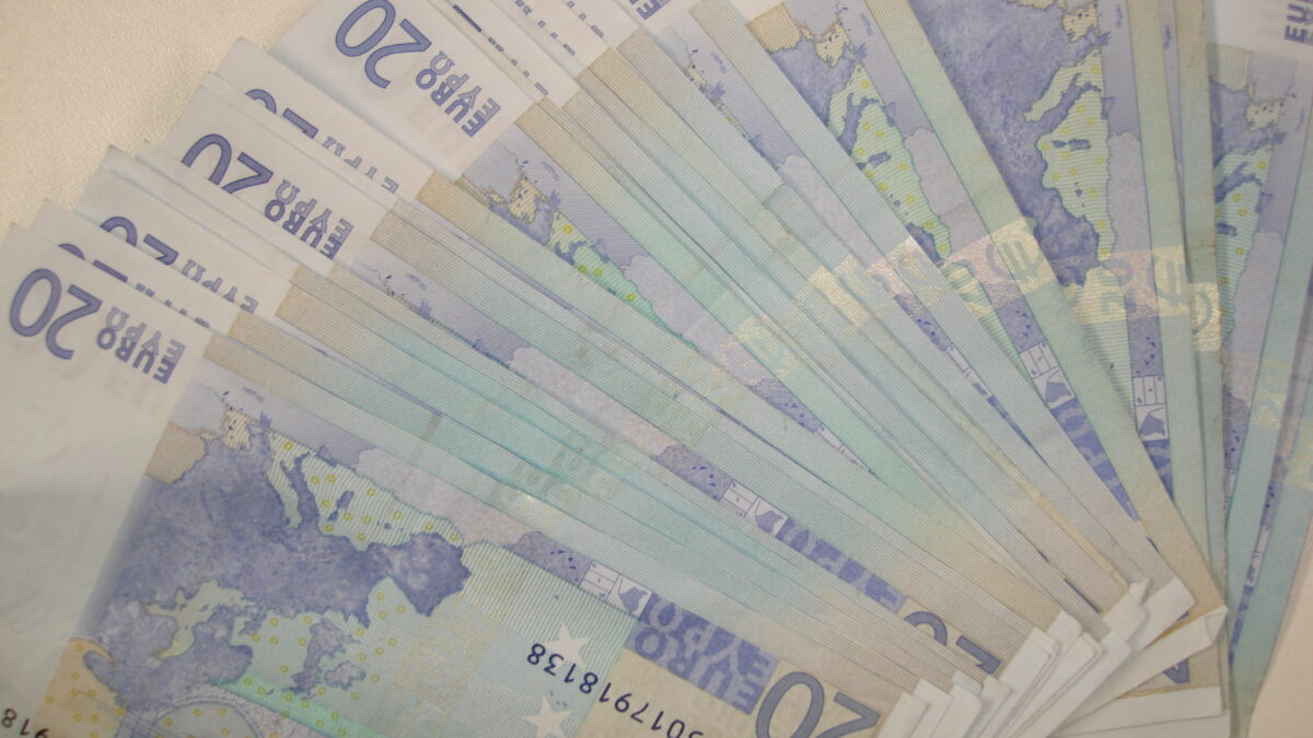 Des billets et des pièces en euros