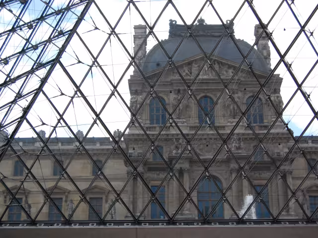 Toussaint 2026 à Paris : la Fête des formes gratuite au Louvre, Pariscience, et les sorties qui ne coûtent rien avec des enfants
