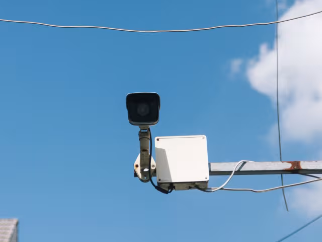 Caméra de surveillance : ce que la loi autorise chez soi et devant son commerce