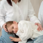 Émeutes, sirènes, vitrines brisées : comment rassurer son enfant sans lui mentir, de 3 à 15 ans (et les 7 phrases à éviter)
