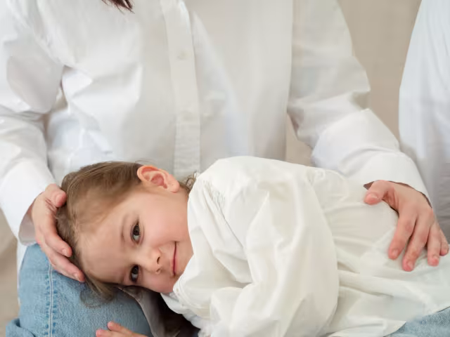 Émeutes, sirènes, vitrines brisées : comment rassurer son enfant sans lui mentir, de 3 à 15 ans (et les 7 phrases à éviter)