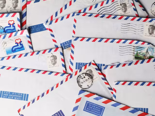 Tarifs La Poste 2027 : le timbre vert passe à 1,67 euro