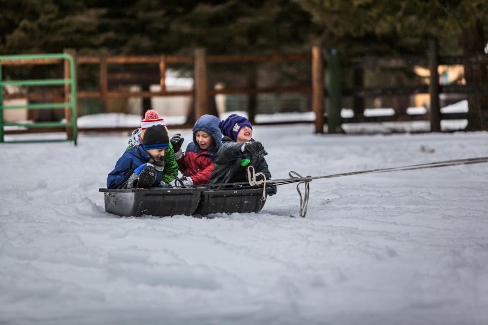Un enfant dehors en hiver