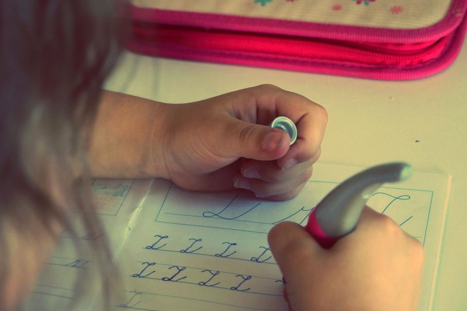 Un enfant qui écrit une lettre