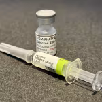 Covid-19 : la vaccination d&rsquo;automne démarre le 13 octobre 2026, avec la grippe ; qui est concerné dans la famille