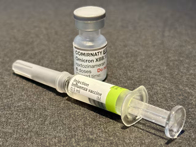 Covid-19 : la vaccination d&rsquo;automne démarre le 13 octobre 2026, avec la grippe ; qui est concerné dans la famille