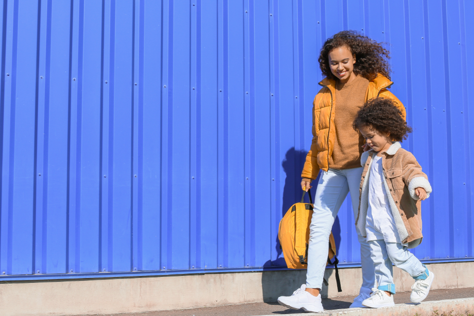 Un parent et son enfant main dans la main